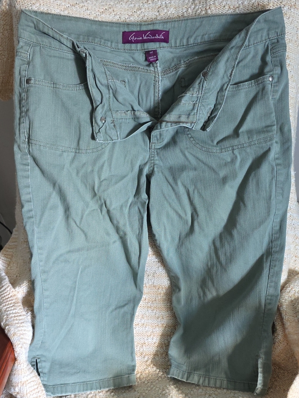 Gloria Vanderbilt Women's Sage Green Cropped Jeans Capri